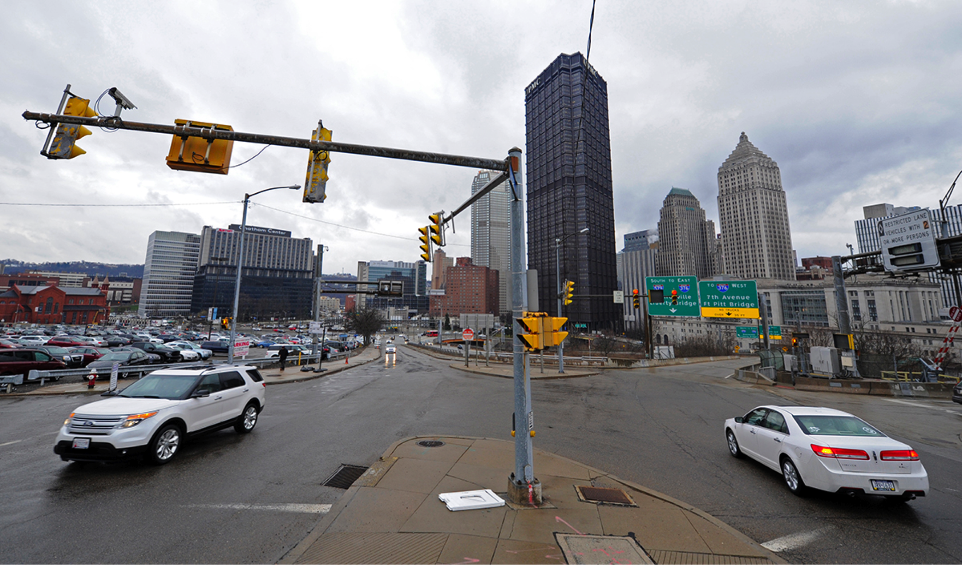 Photo by Connor Mulvaney, Public Source. The intersection of Bedford Avenue and the I-579 Crosstown Boulevard ramp near downtown Pittsburgh is difficult to navigate for human drivers, and it could pose a challenge for autonomous cars.